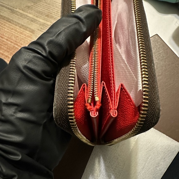 Louis Vuitton Zippy Monogram Wallet - Picture 15 of 15